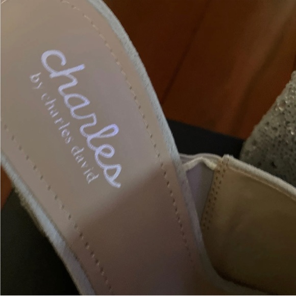 New with box Charles David 8.5 silver block heel - Picture 4 of 7